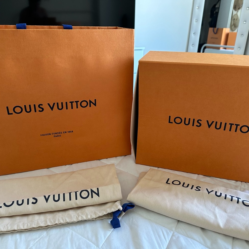 Bundle: Louis Vuitton gift shoe bags + original shoe box + original bag .